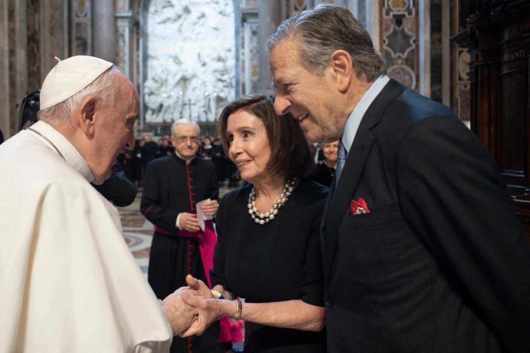 Vatican cho phép bà Nancy Pelosi rước lễ