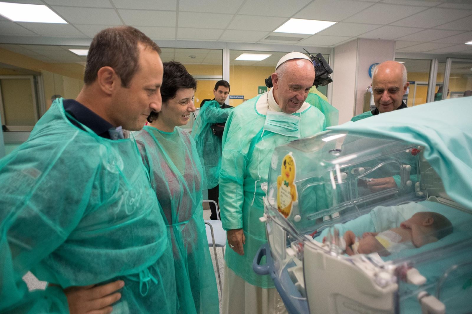 Đức Thánh Cha Phanxicô tặng hai lồng kính cho hai bệnh viện