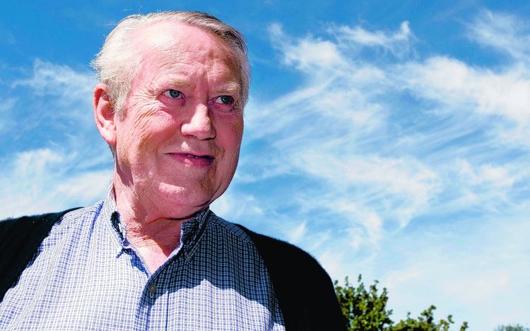 Chuck Feeney – Tỷ Phú Không Nhà Và Câu Chuyện Quyên Góp 8 Tỷ Đô Làm Từ Thiện