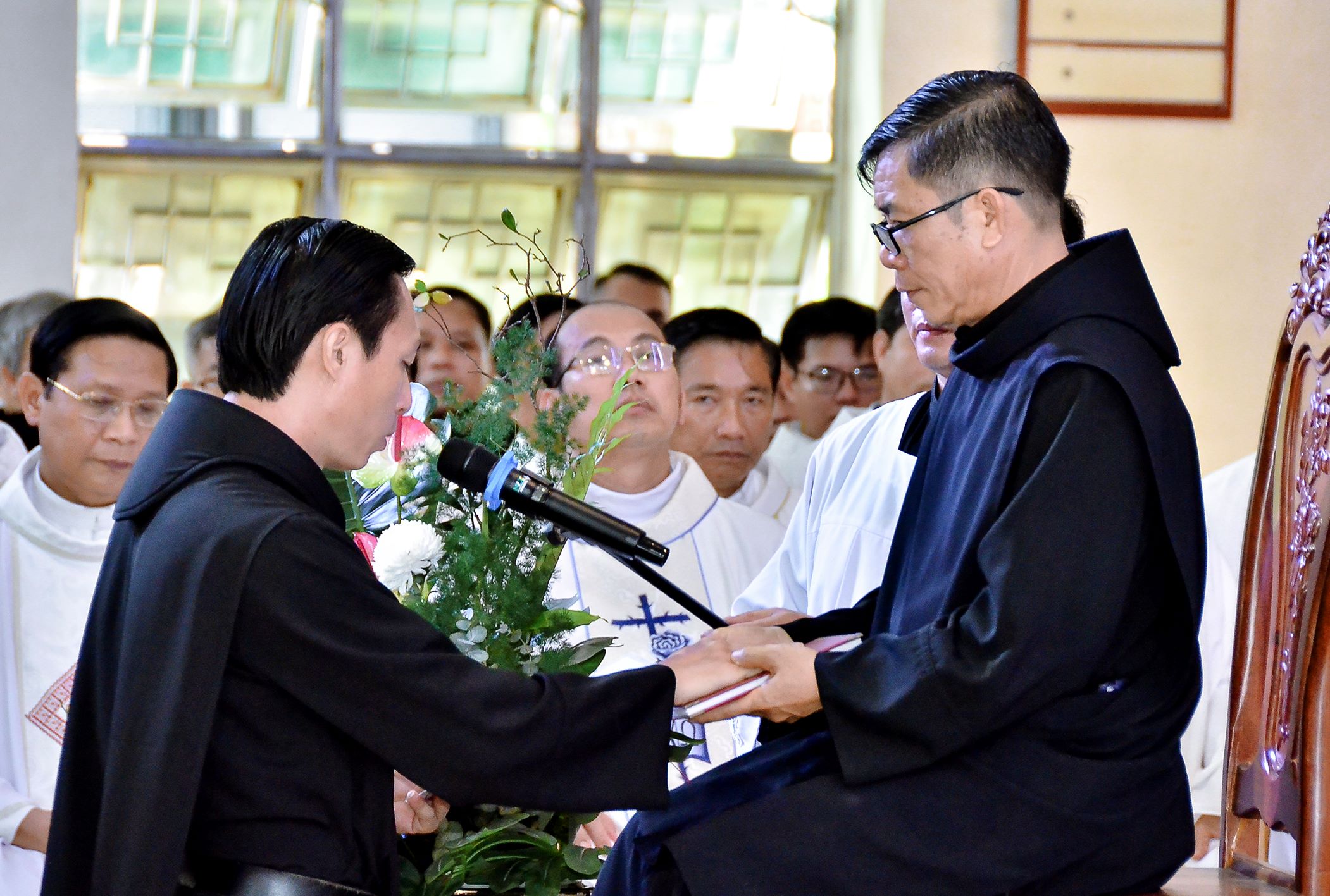 LỜI KHẤN DÒNG, THÁCH ĐỐ HAY TỰ DO ?