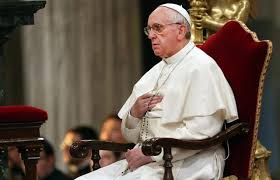 ĐTC CÙNG VỚI CÁC TÍN HỮU LẦN HẠT MÂN CÔI CẦU NGUYỆN CHO CÁC NẠN NHÂN ĐỘNG ĐẤT ITALIA