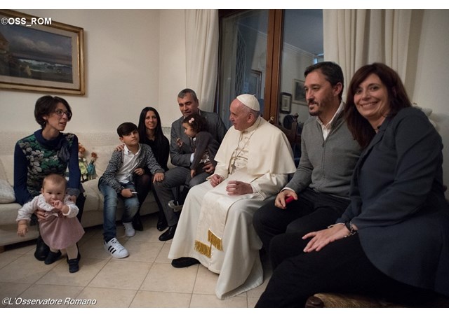 Đức Thánh Cha viếng thăm 7 linh mục hồi tục