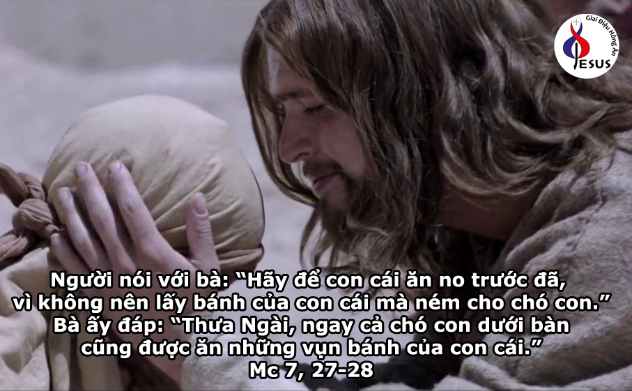 Những con chó ở dưới gầm bàn cũng ăn những mụn bánh rơi của con cái