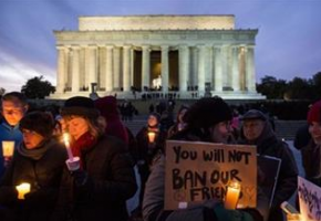 Các nhà thần học Công giáo kêu gọi rút lại sắc lệnh chống nhập cư