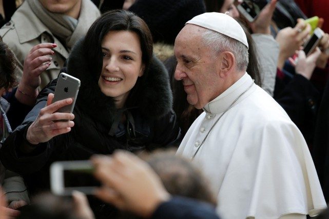 Xin các người trẻ buông điện thoại cầm tay khi vào bàn ăn