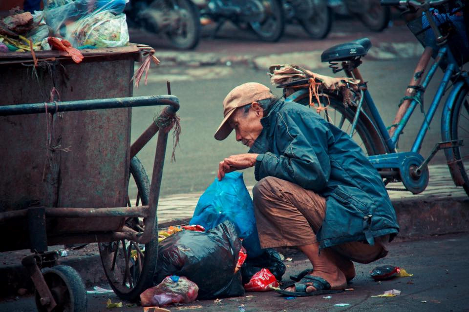 Ngày càng có nhiều người tìm đồ ăn trong đống rác