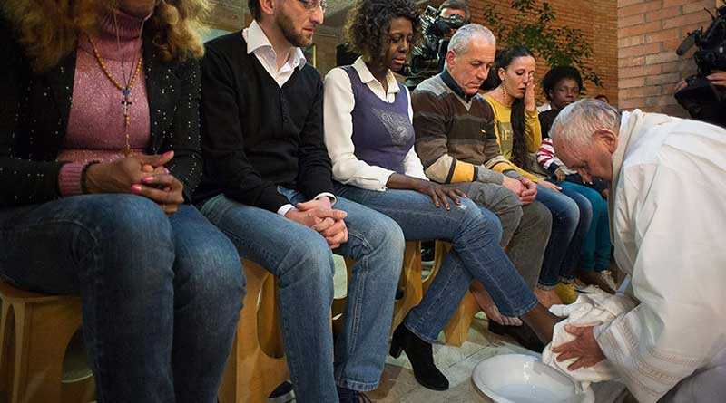 Đức Thánh Cha rửa chân cho tù nhân ở nhà tù Paliano vào thứ 5 Tuần Thánh